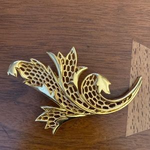 Vintage Leaf filagree brooch